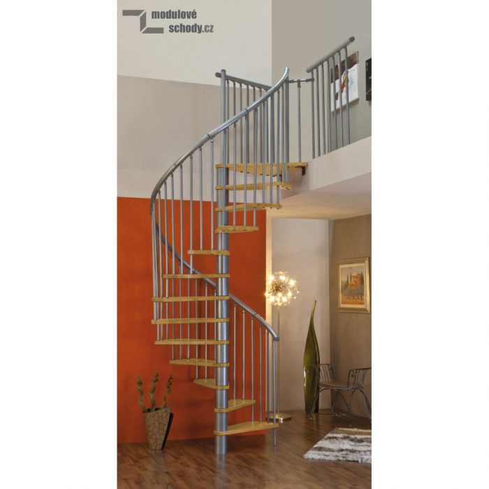 Vřetenové schody Minka Rondo Spiral Effect se stříbrnou konstrukcí a dřevěnými stupni