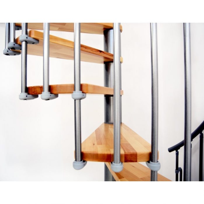 Spojení sloupků zábradlí schodiště s dřevěnými stupni